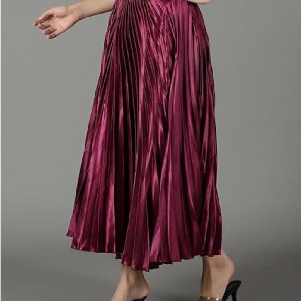Midi pleated skirt - size small - maroon